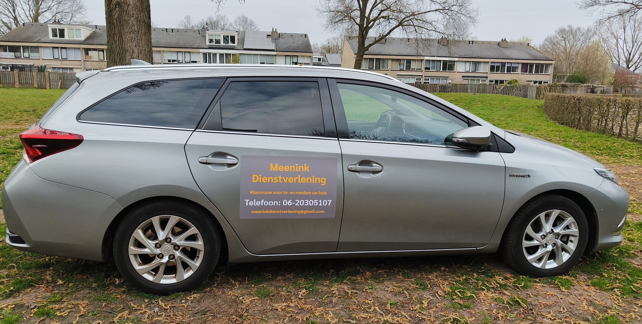 De auto van Meenink Dienstverlening met het magneetbord op de deur: klusvrouw voor in- en rondom uw huis