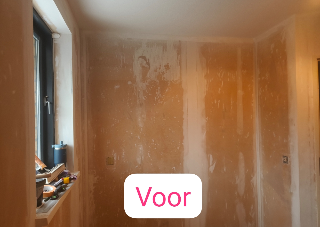 Muren teruggebracht tot kaal pleisterwerk, met gereedschap op de vensterbank